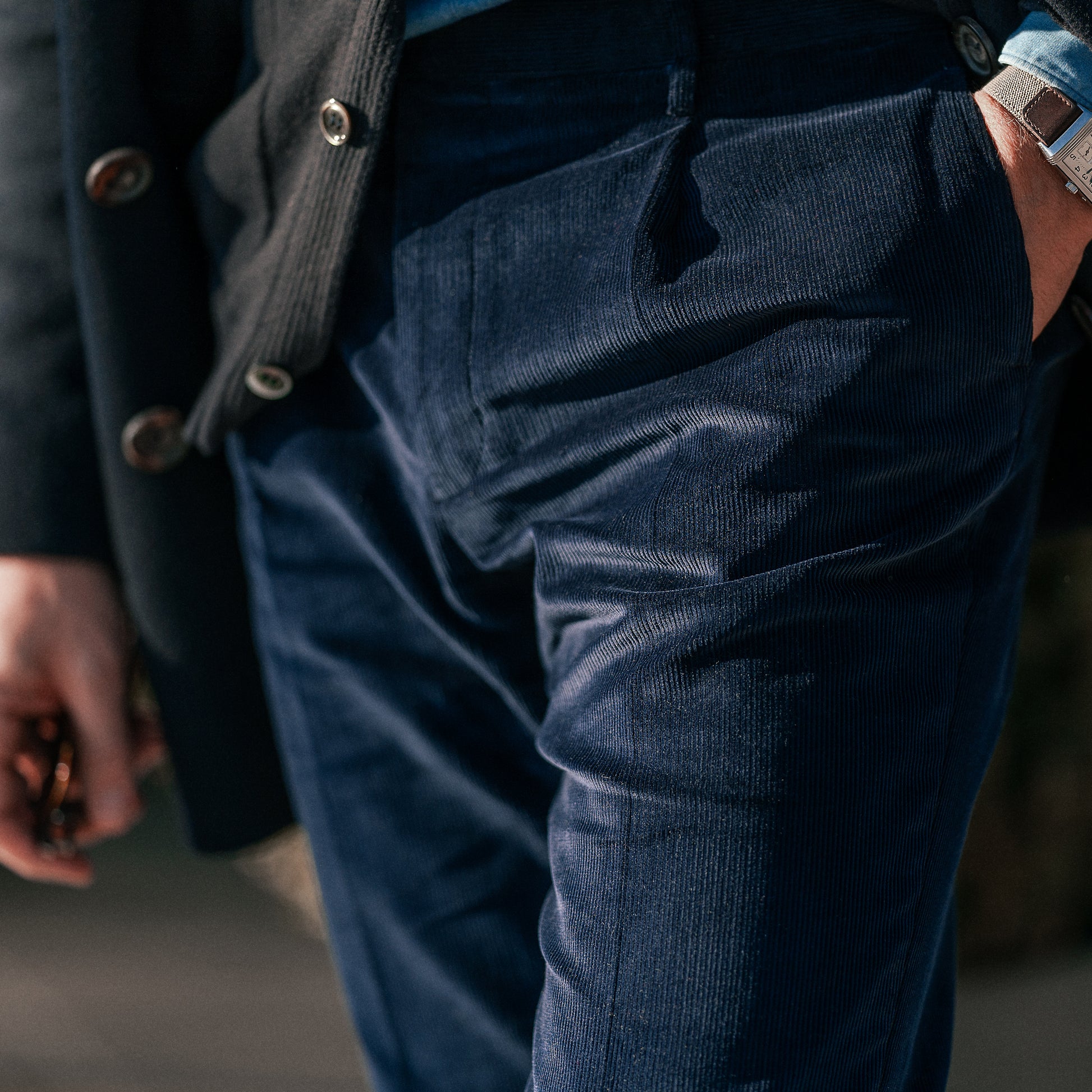 Pantaloni in velluto a coste blu scuro a coste medie