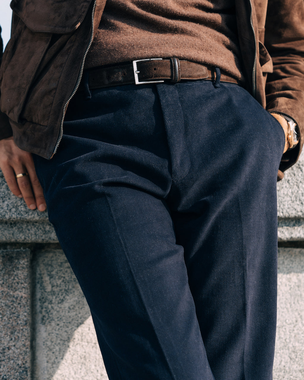 Pantaloni in cotone blu scuro dalla vestibilità regolare