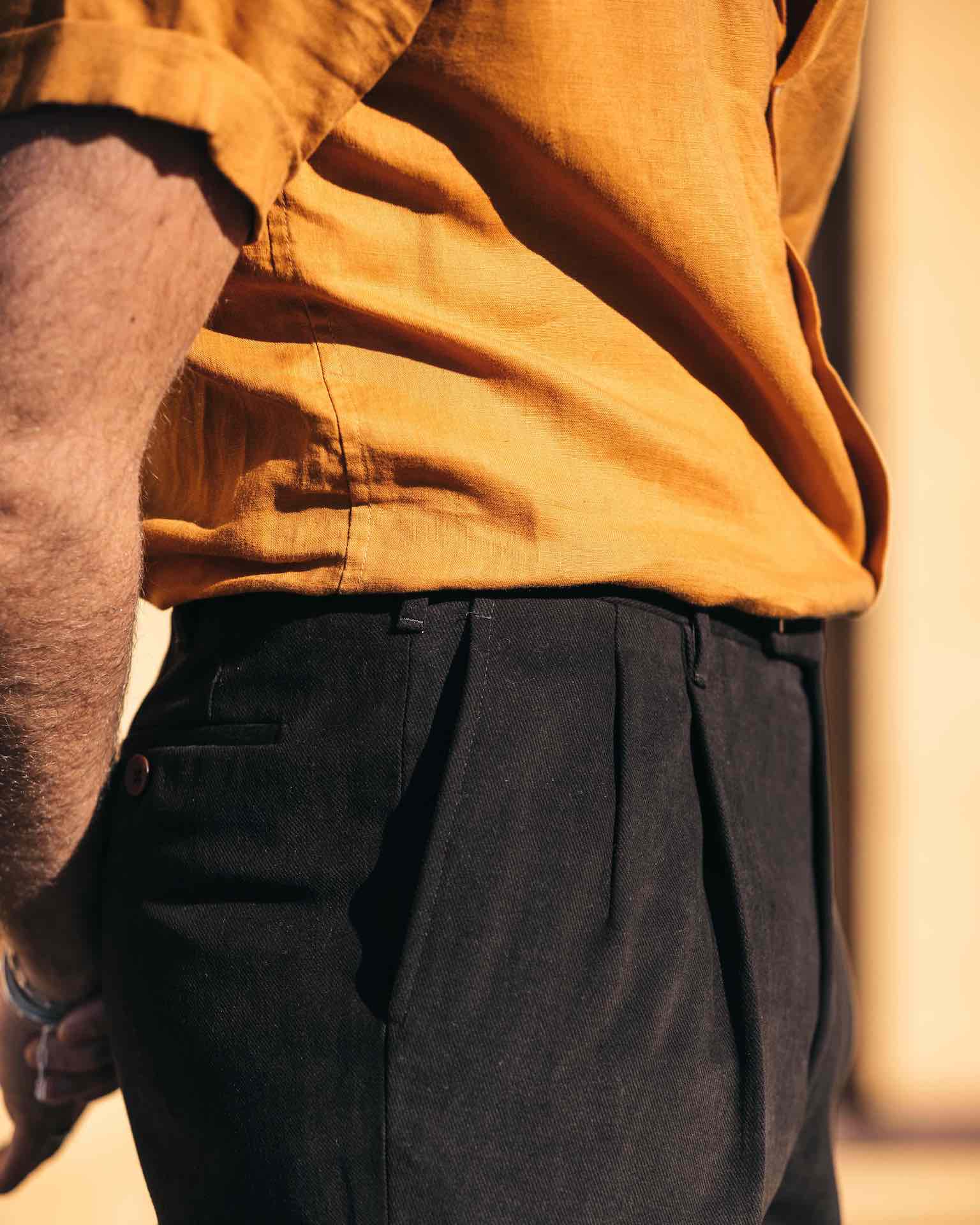 Pantaloni in cotone marrone scuro dalla vestibilità regolare