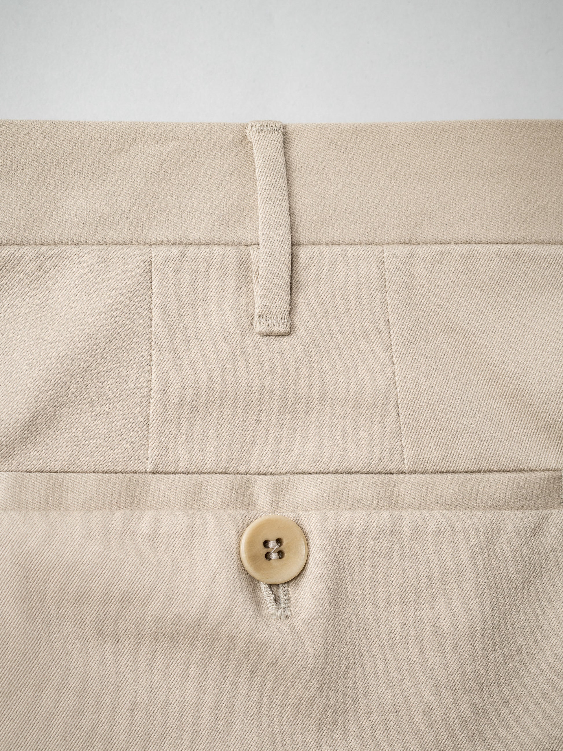 Pantaloni in cotone beige mastice, vestibilità regolare