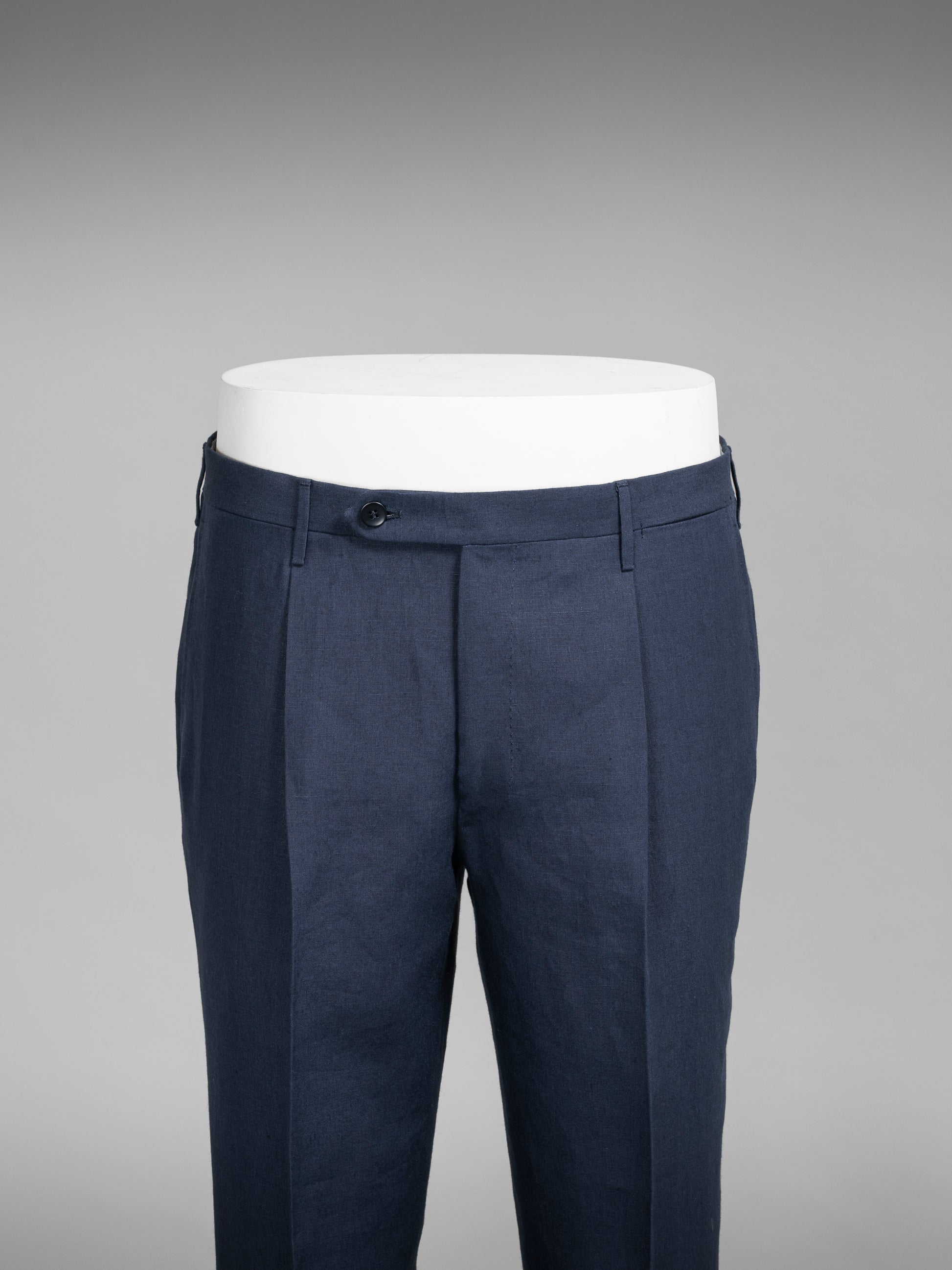 Pantaloni in lino blu scuro dalla vestibilità regolare