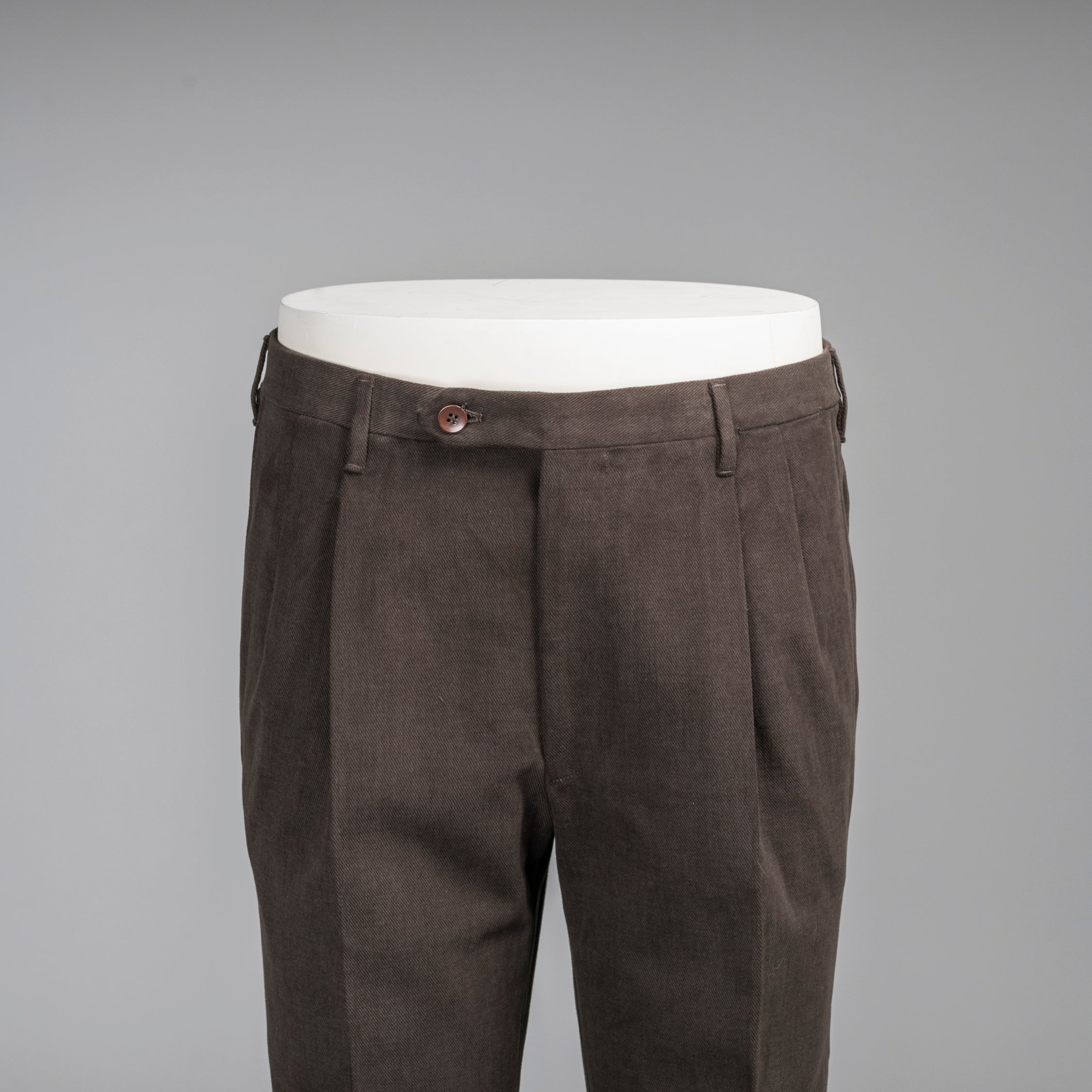 Pantaloni in cotone marrone scuro dalla vestibilità regolare