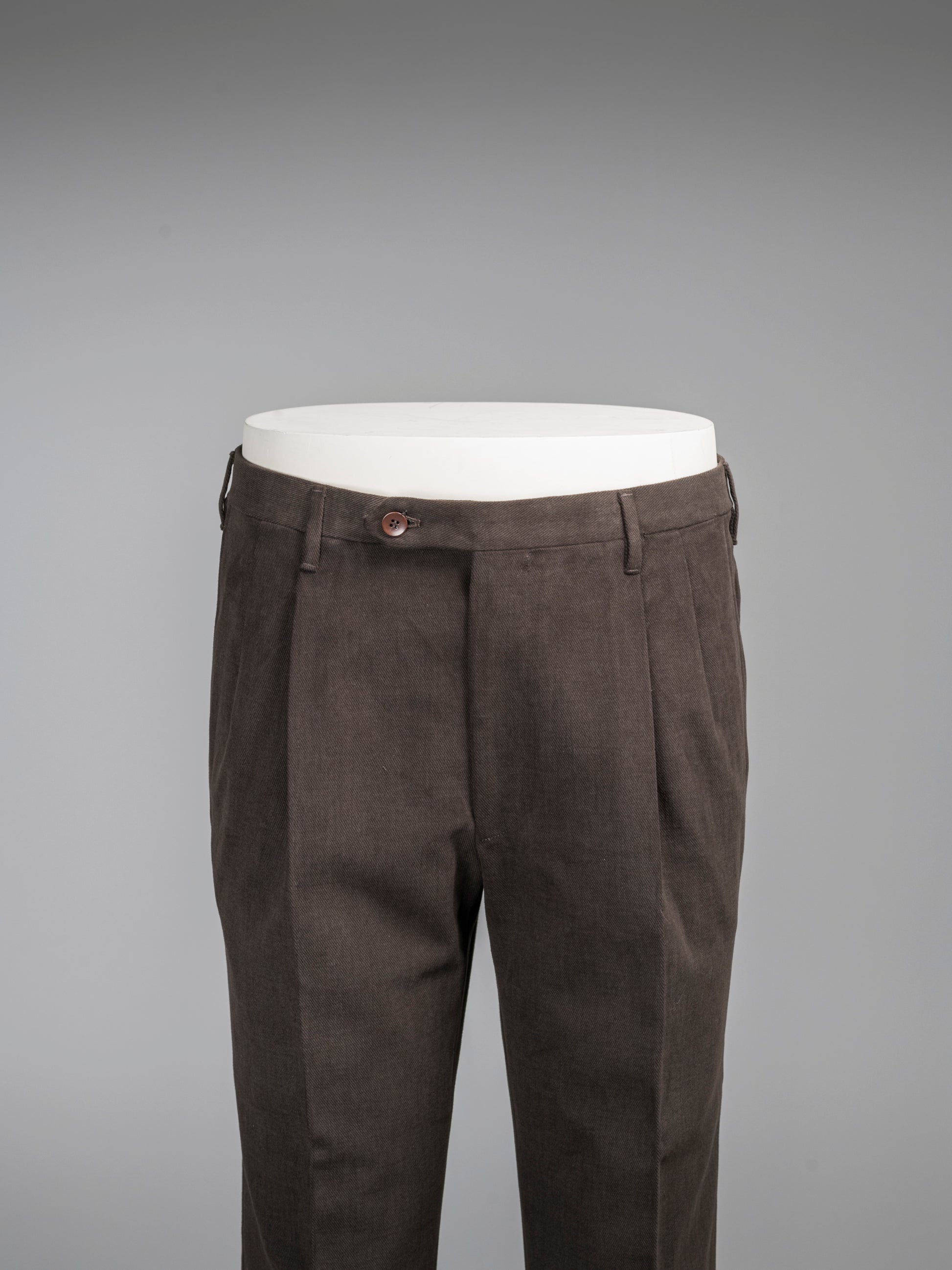 Pantaloni in cotone marrone scuro dalla vestibilità regolare