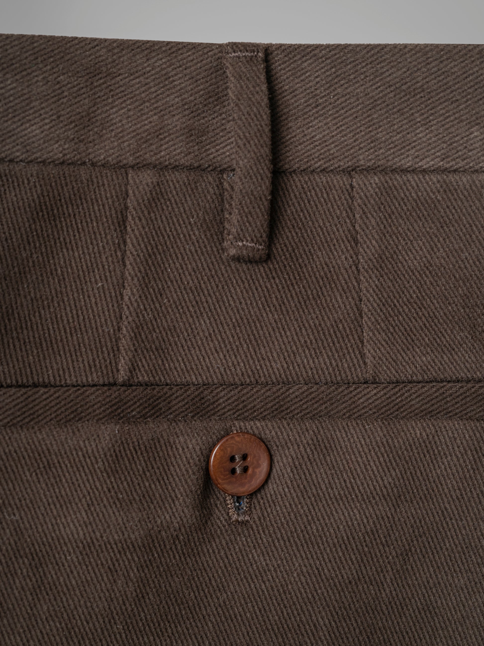 Pantaloni in cotone marrone scuro dalla vestibilità regolare