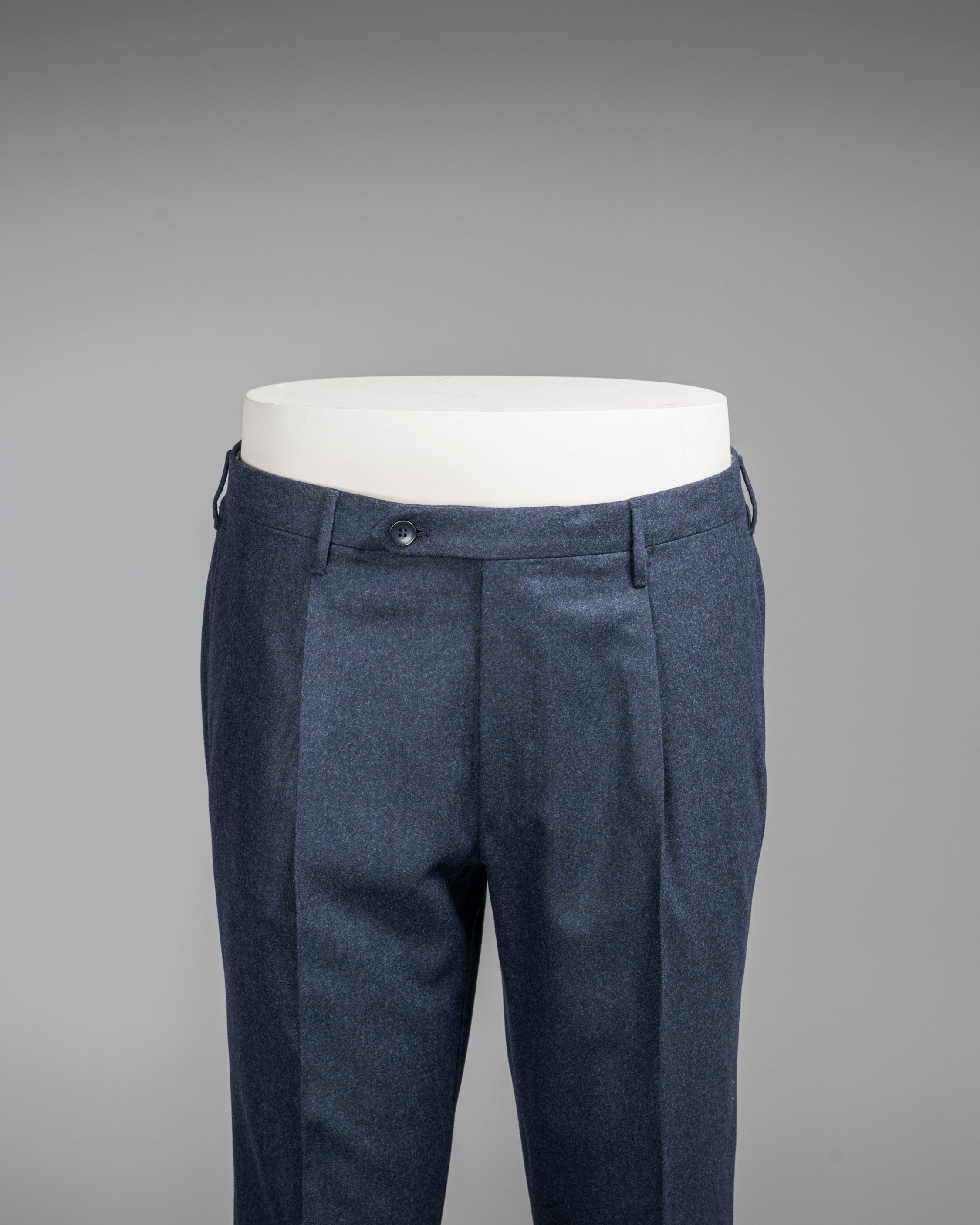 Un paio di pantaloni di flanella di lana regular fit di colore blu scuro