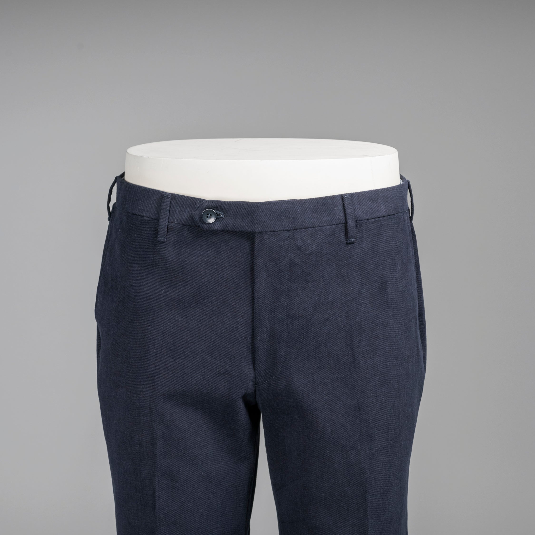 Pantaloni in cotone blu scuro dalla vestibilità regolare