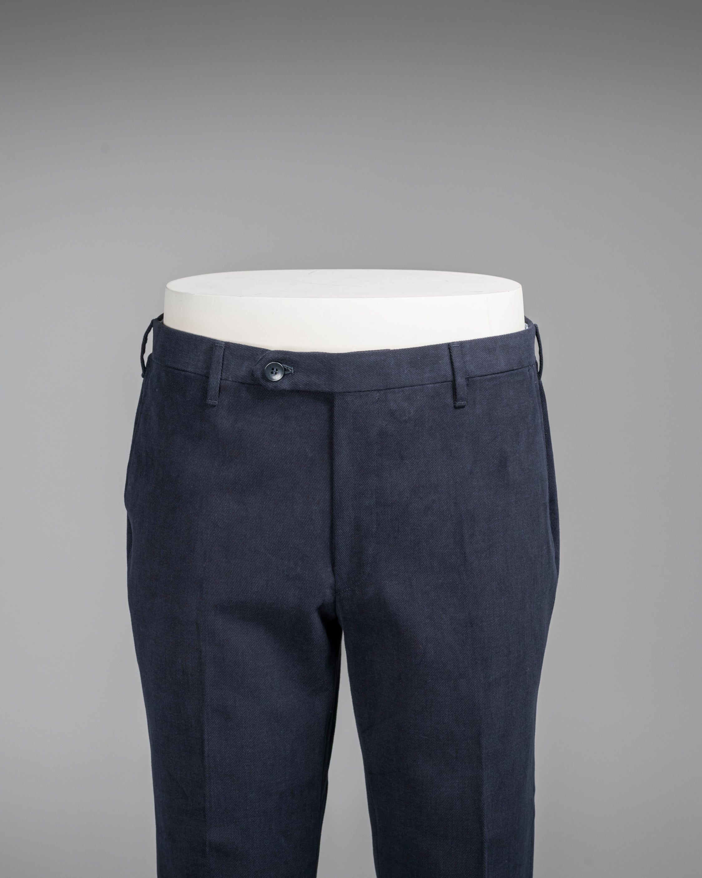 Pantaloni in cotone blu scuro dalla vestibilità regolare
