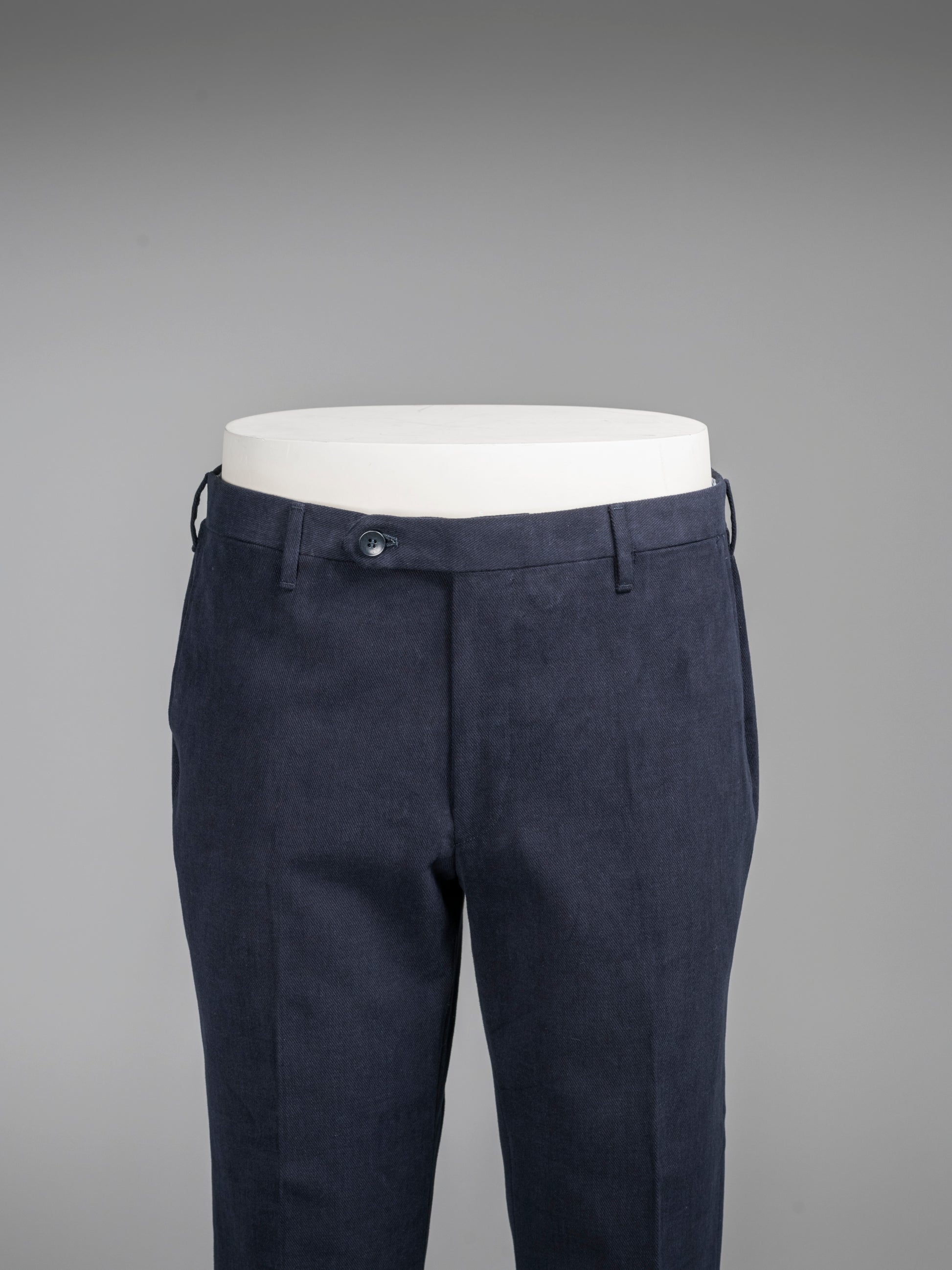 Pantaloni in cotone blu scuro dalla vestibilità regolare