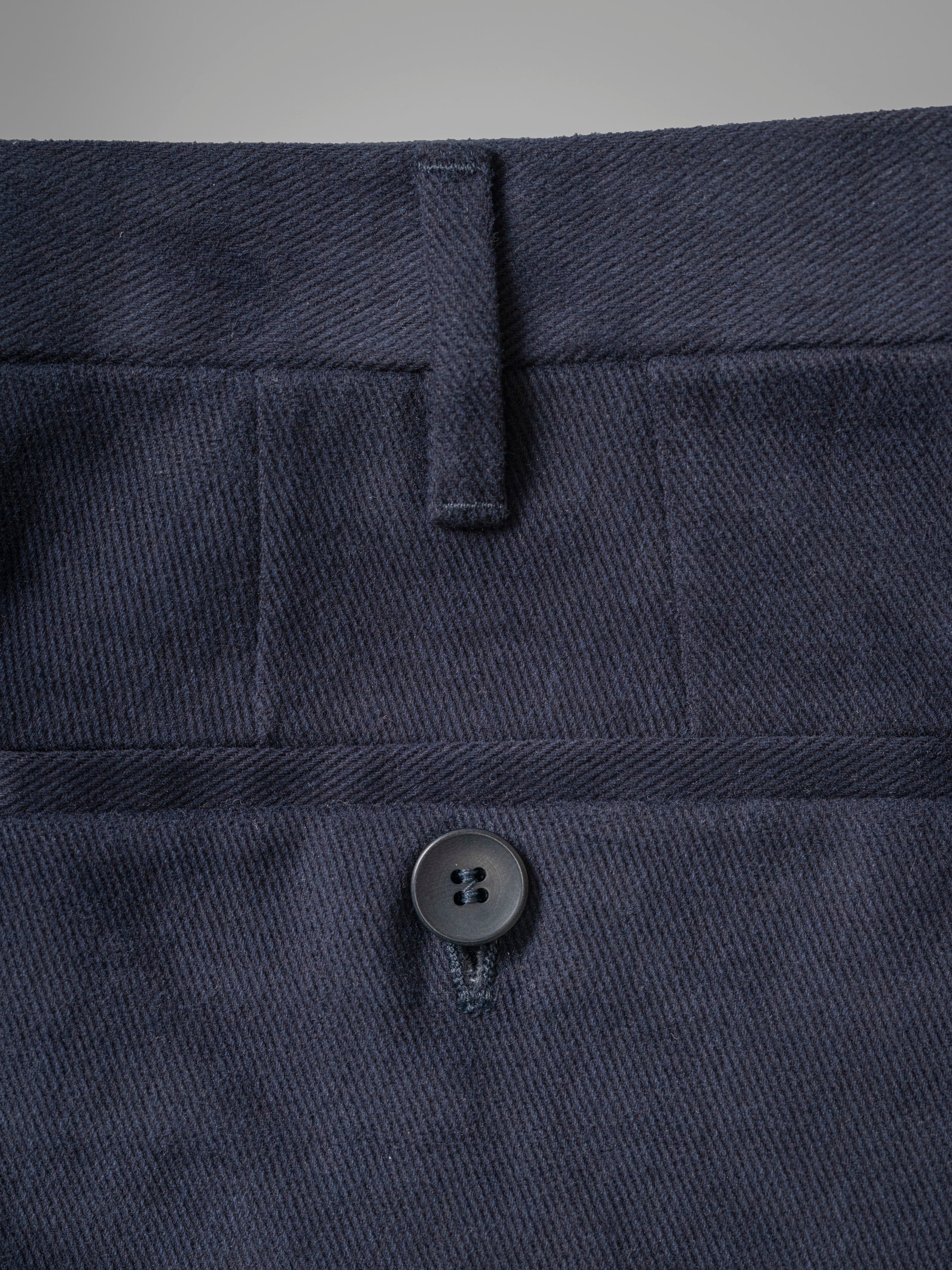 Pantaloni in cotone blu scuro dalla vestibilità regolare