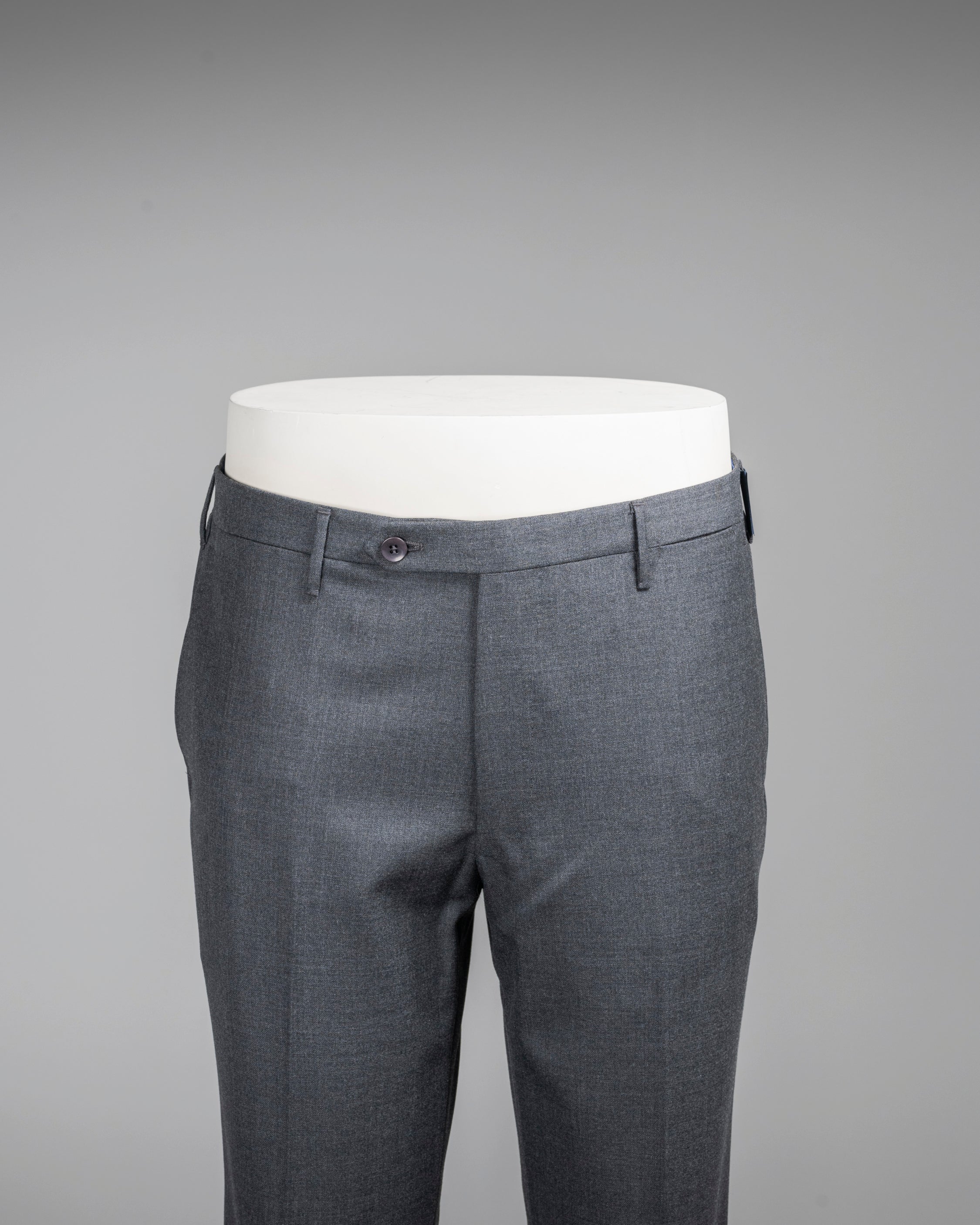 Un paio di pantaloni grigi in lana pettinata dalla vestibilità regolare