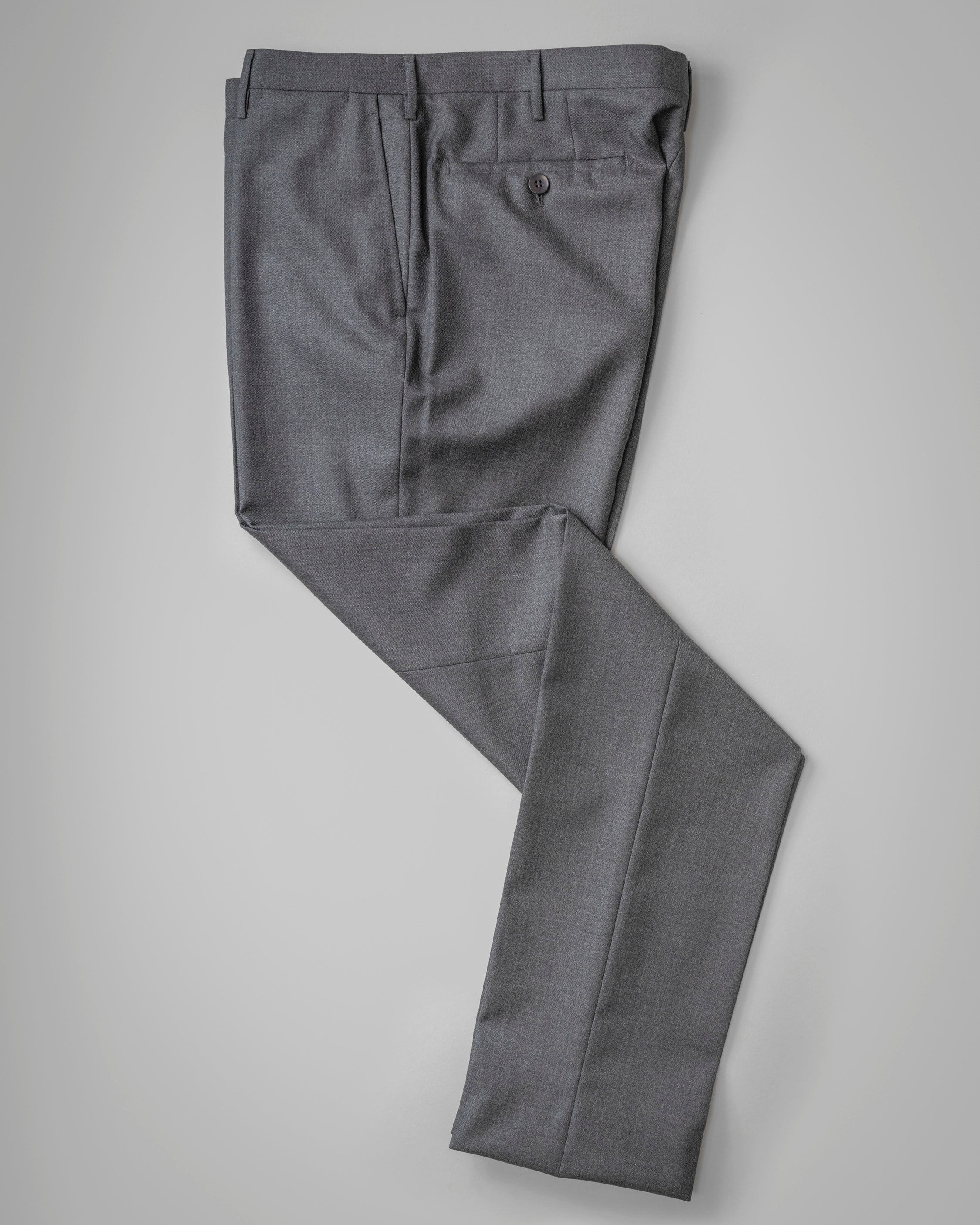 Un paio di pantaloni grigi in lana pettinata dalla vestibilità regolare