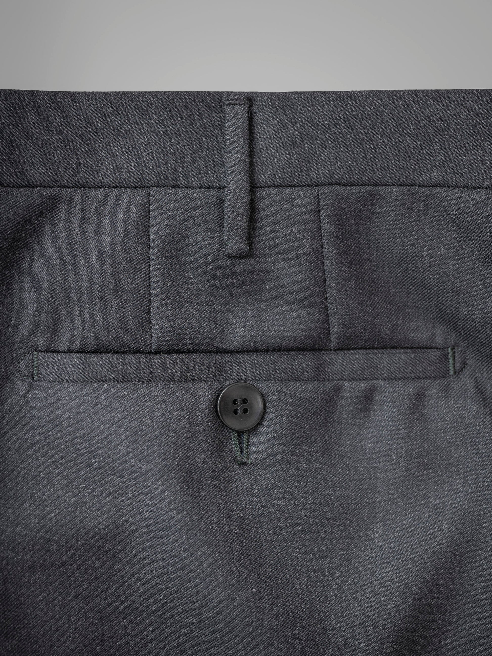 Pantaloni in lana pettinata grigio scuro, vestibilità regolare