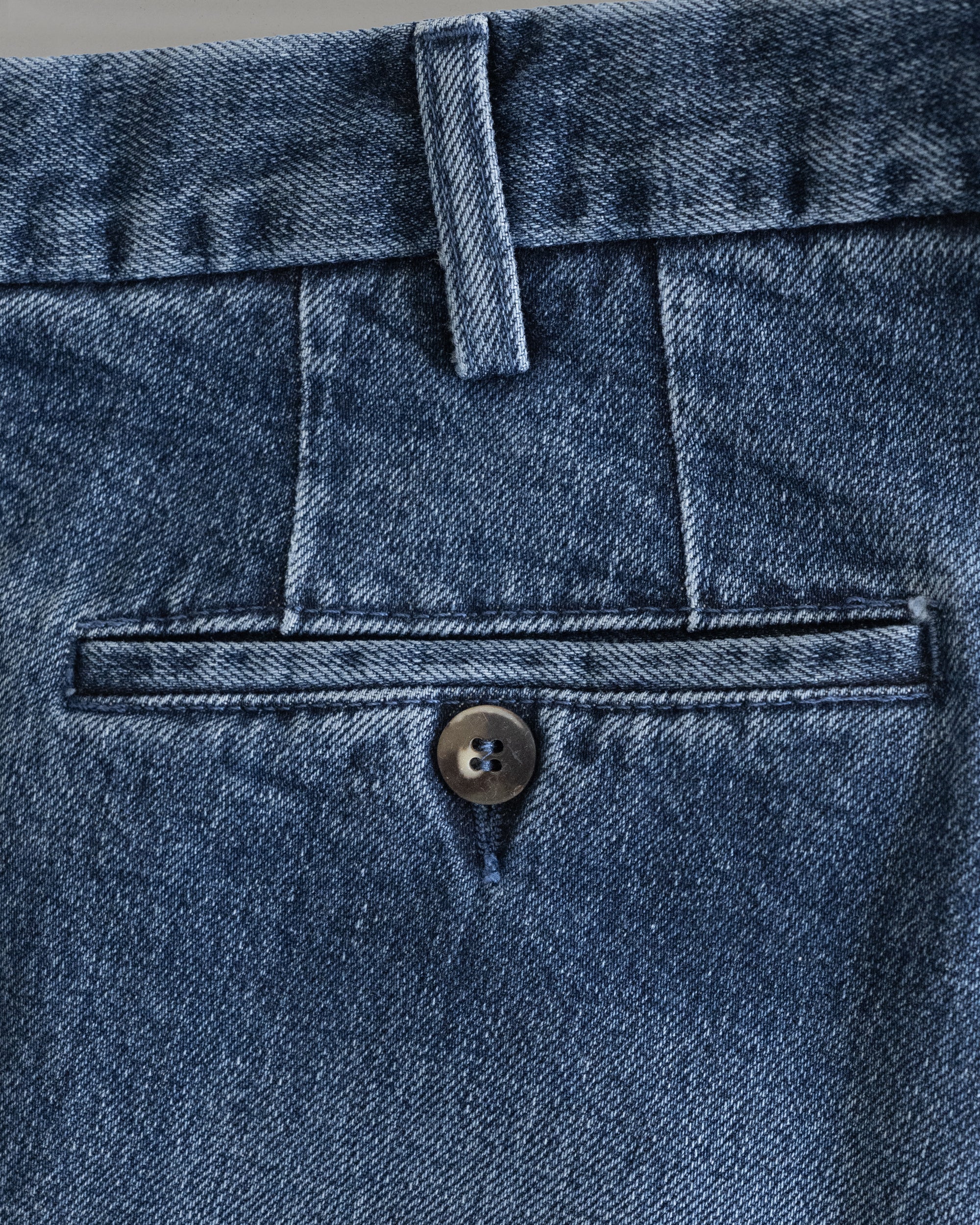 Pantaloni sportivi in denim blu con 1 piega e vita alta