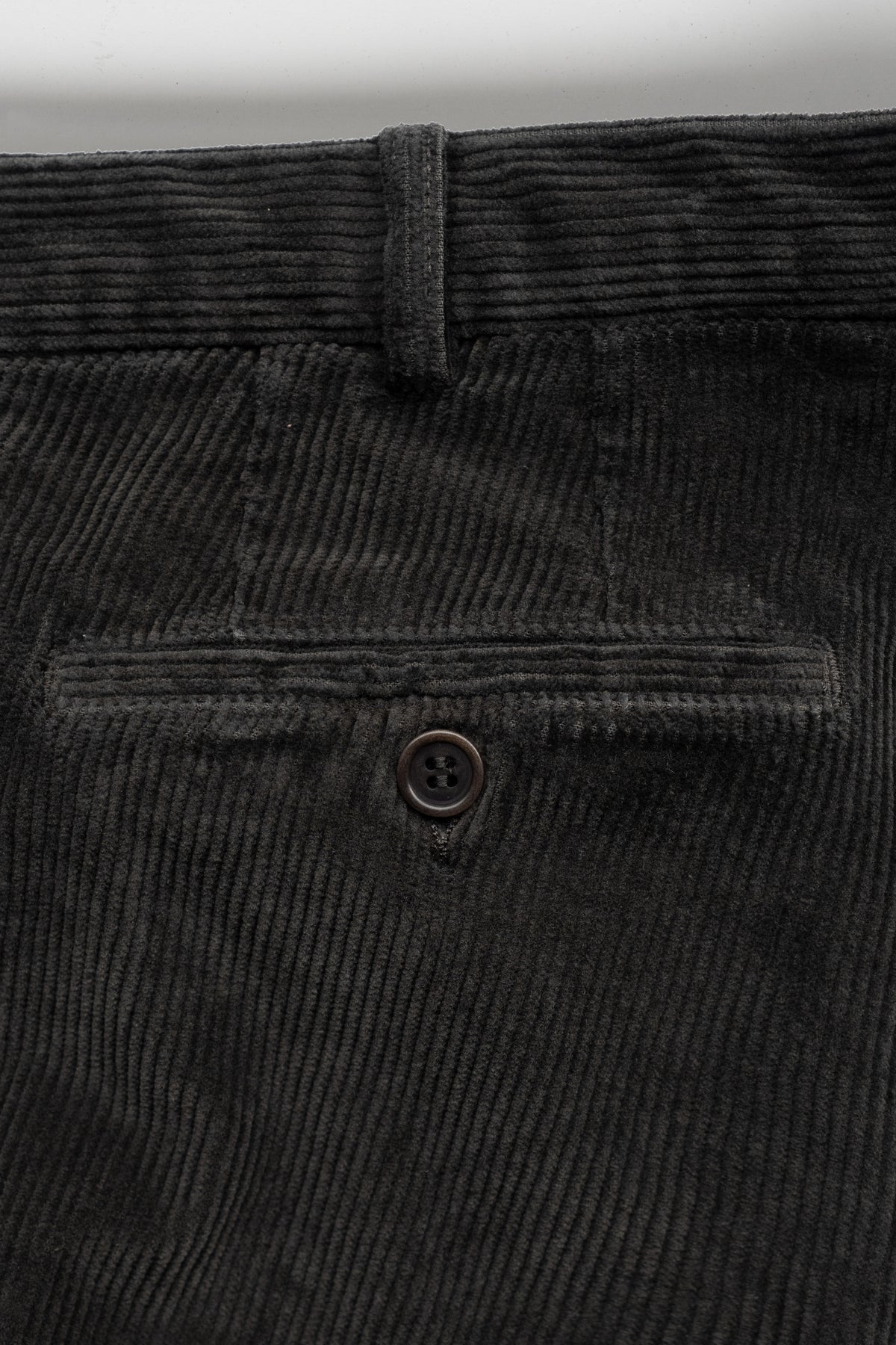 Slim fit trousers in sport corduroy – available in 6 colors