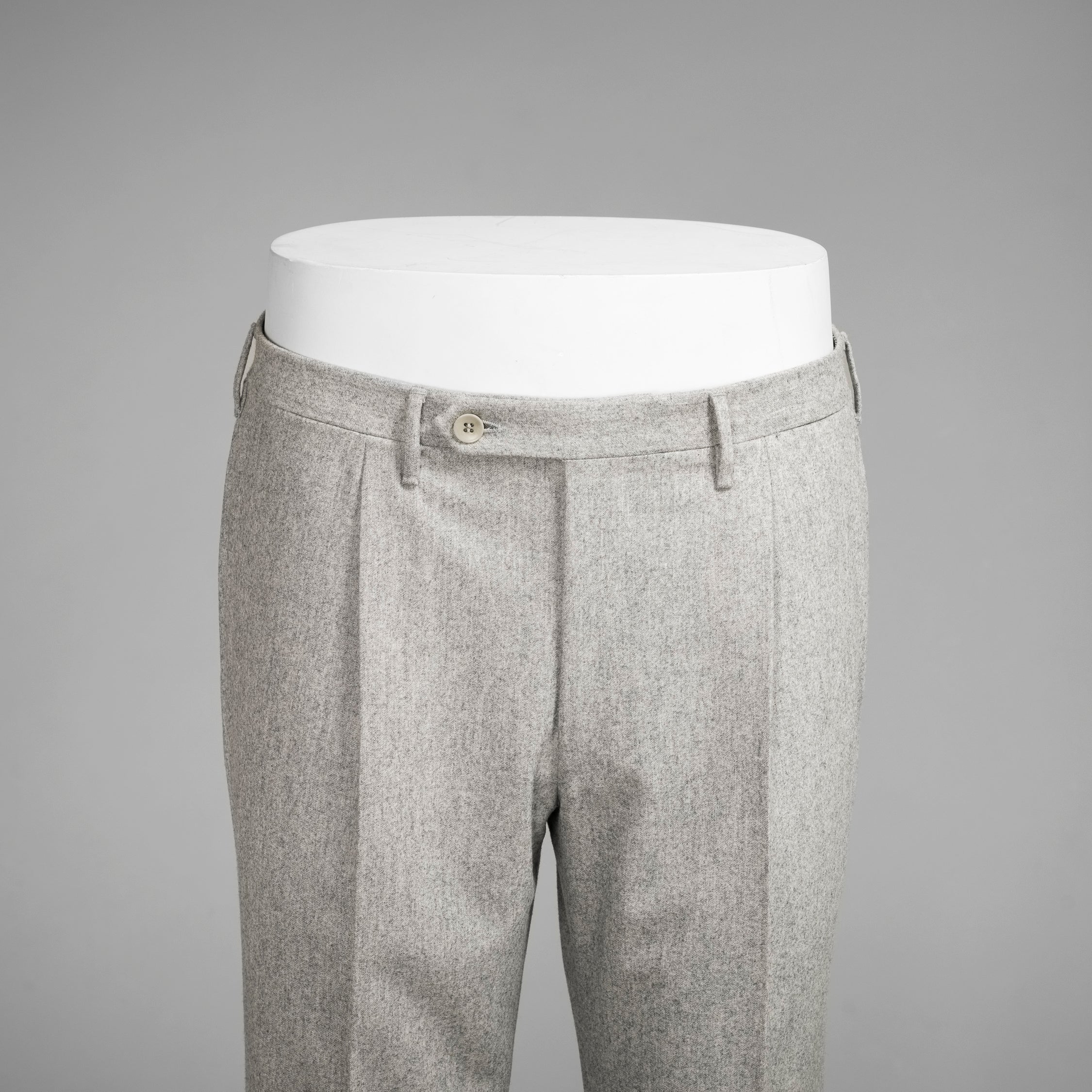 Un paio di pantaloni di flanella di lana grigio chiaro regular fit