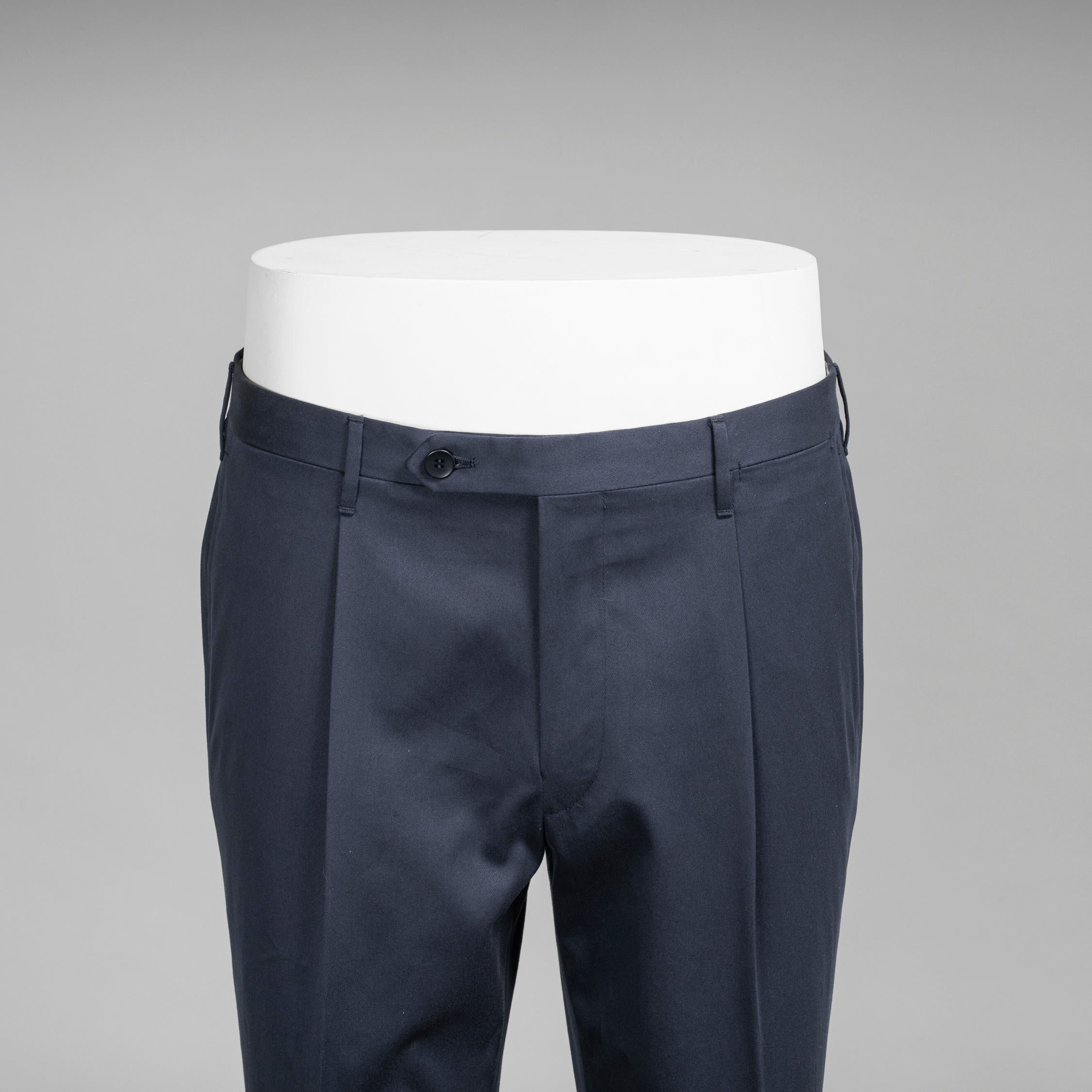 Pantaloni in cotone blu scuro dalla vestibilità regolare